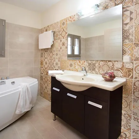 Vryonis By Vintage Travel فيسكاردو
